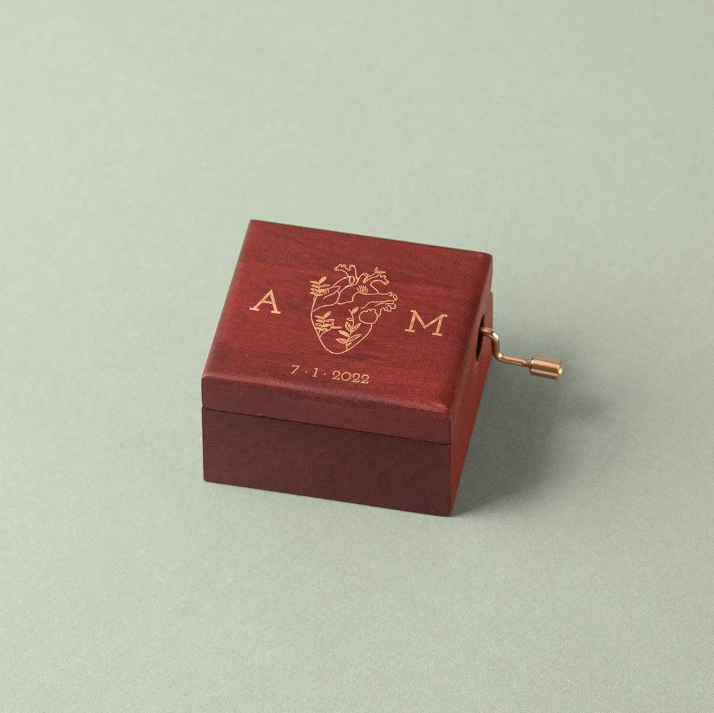 Lacquered music box with heart & plants